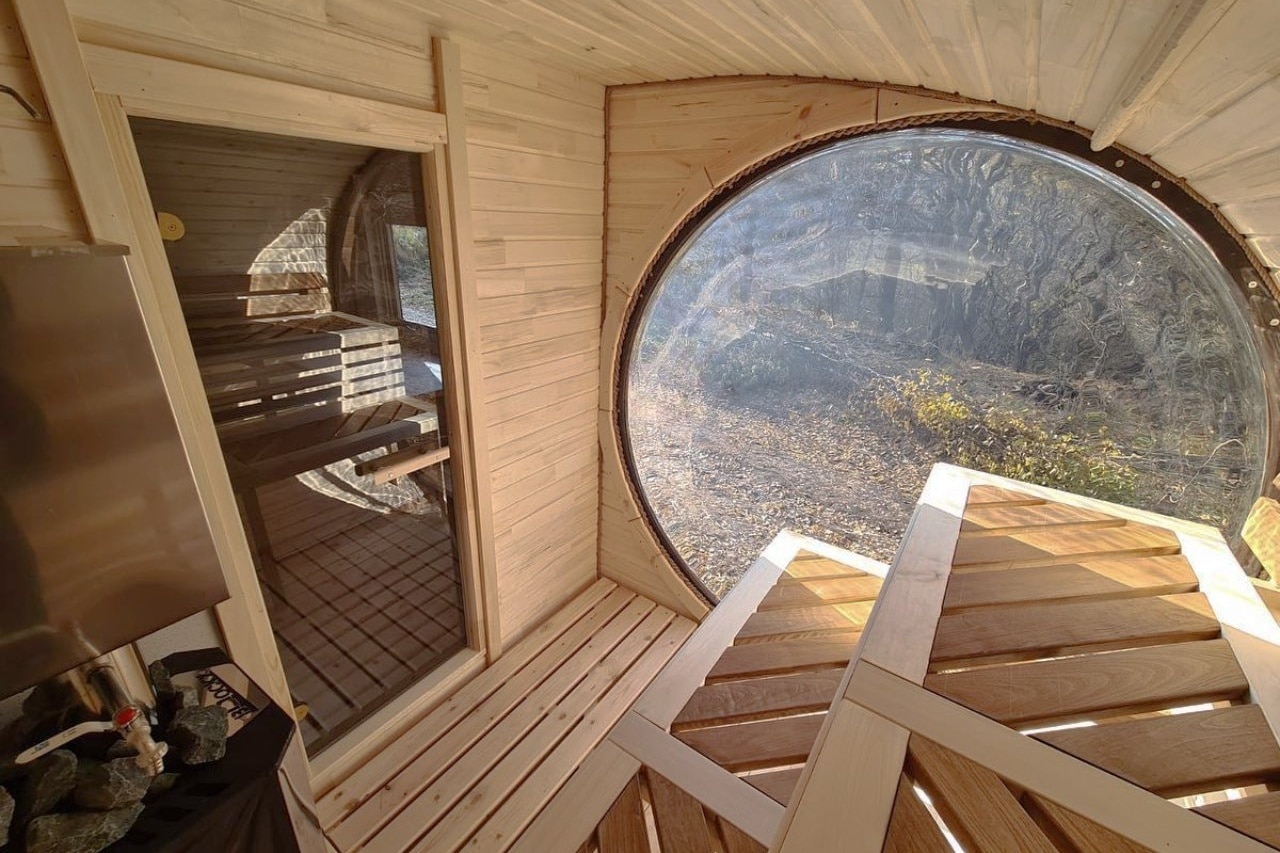 sauna z okrągłym oknem od środka