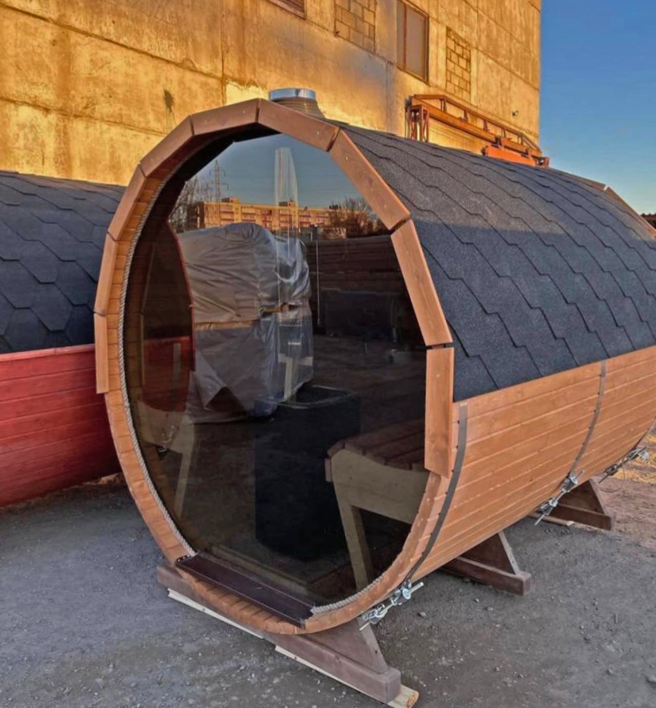 sauna z okrągłym oknem