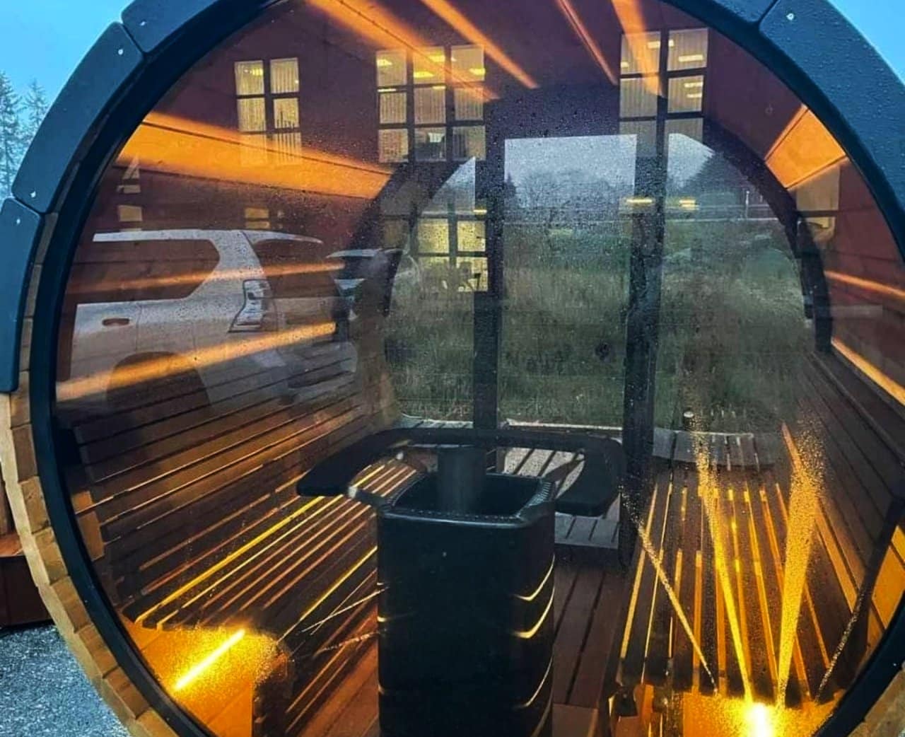 sauna z okrągłym oknem wnętrze